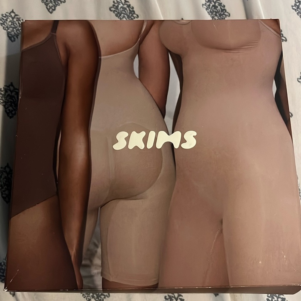 Skims Sculpting Bodysuit Mid Thigh with Open Gusset